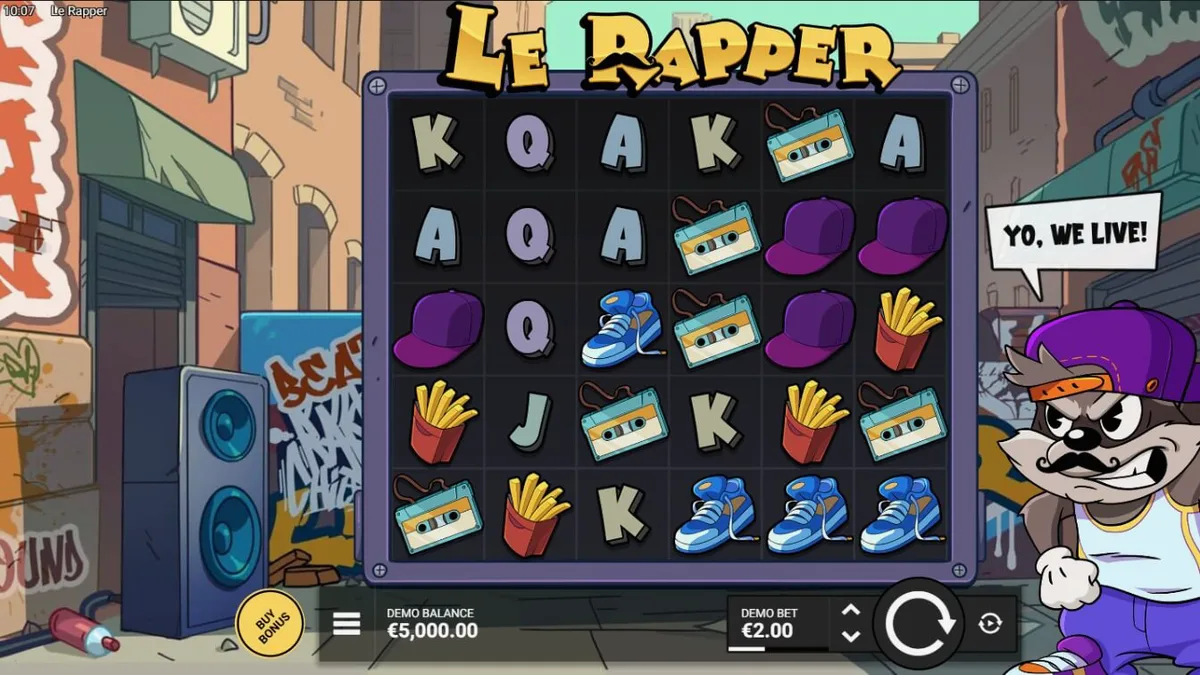Smokey si rakun dalam permainan slot Le Rapper dengan latar belakang studio hip-hop yang penuh warna.